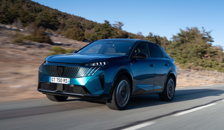 PEUGEOT, en ileri teknolojilerle geliştirdiği yeni nesil fastback SUV modelleri 3008 ve E-3008’i, eylül ayında Türkiye’de yollara çıkarmaya hazırlanıyor.